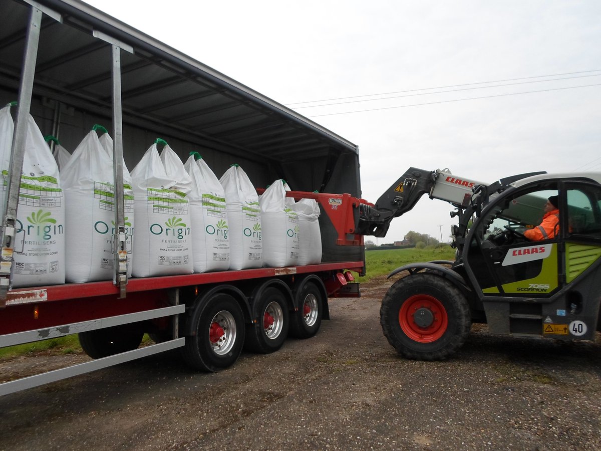 CWrightandSons's tweet image. Continuing to spread more product today from @OriginFert directly to the spreader today! 
👌🏻🇬🇧🚛🚜

#TeamWright #Fertiliser 

@ScaniaUK @Fendt_UKIreland @CLAAS_Eastern