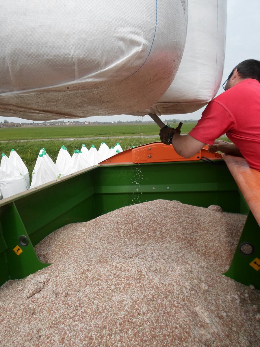 CWrightandSons's tweet image. Continuing to spread more product today from @OriginFert directly to the spreader today! 
👌🏻🇬🇧🚛🚜

#TeamWright #Fertiliser 

@ScaniaUK @Fendt_UKIreland @CLAAS_Eastern