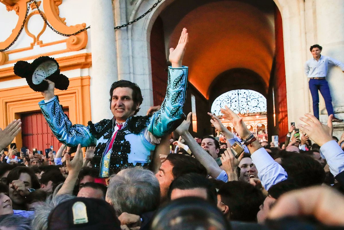 Solo han pasado 21 años de aquel 17 de abril del 99 donde comenzaba afiliar devotos a su doctrina particular, acompañado de El Litri y El Cordobes le daba un cerrojazo a la puerta del príncipe tras cortar tres orejas a la corrida de Guadales, hoy 21 años después todo es historia.