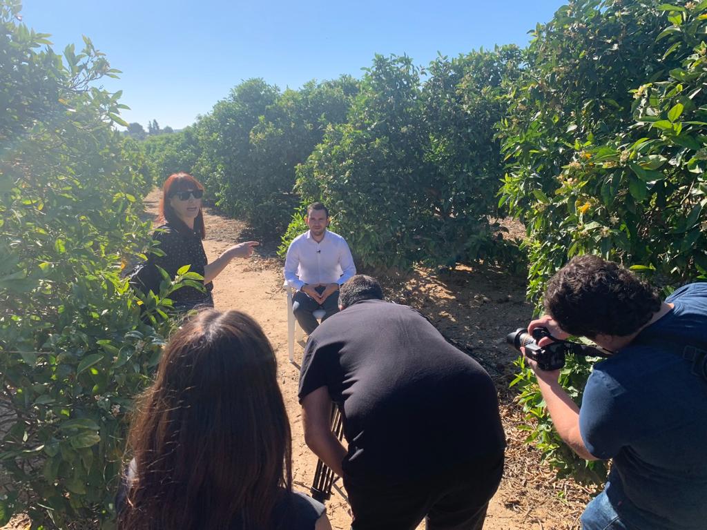 🎥 Ayer parte del equipo de #Intermundo se trasladó a un campo de naranjos 🍊 para la grabación de una nueva entrevista de <a href="/PCientificoAlic/">Parque Científico Alicante</a>. En esta ocasión, la empresa era <a href="/Weitec_Oficial/">WEITEC</a>, ¡muy pronto compartimos el reportaje! ☺
