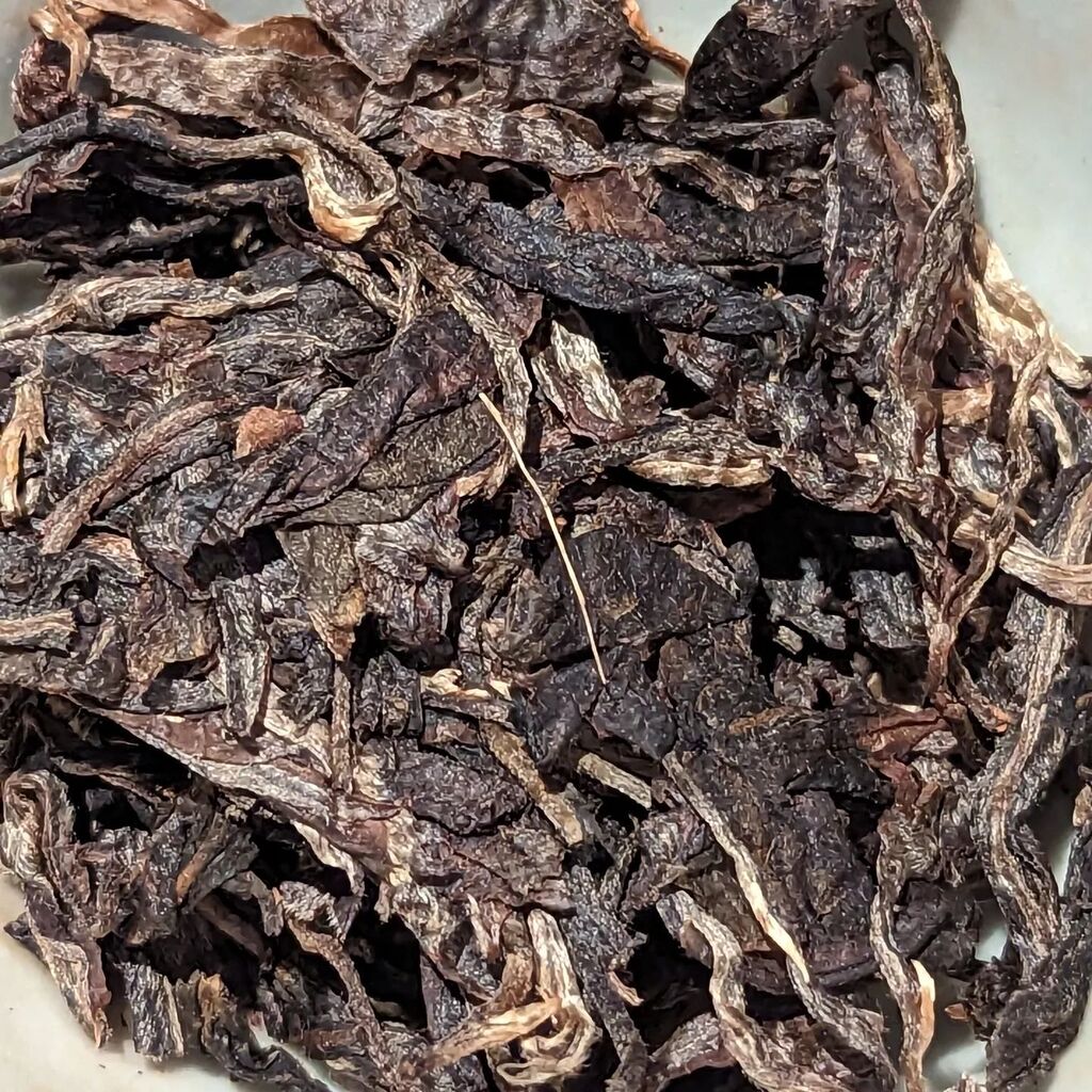 qaantar's tweet photo. Well, the upside to time passing so quickly: those samples i bought in 2011 are over a decade old now! 2011 Nan Po Zhai ... Finishing off another sample before the flood of Japanese shincha... #tea #puer #puerh https://t.co/pqPJqydBJo https://t.co/KUzOmWs9iw