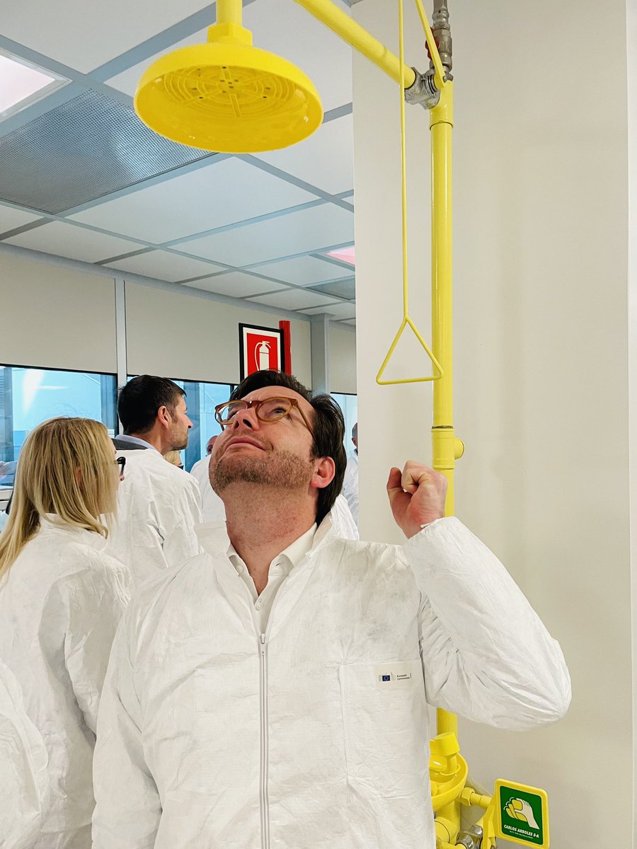 jb_bax's tweet photo. Truly refreshing experience in Ispra 🇮🇹 today! 

Thanks so much to all @EU_ScienceHub scientists who opened their labs, we learnt a lot! 

#ExperienceEUScience https://t.co/F0zDCuduIl
