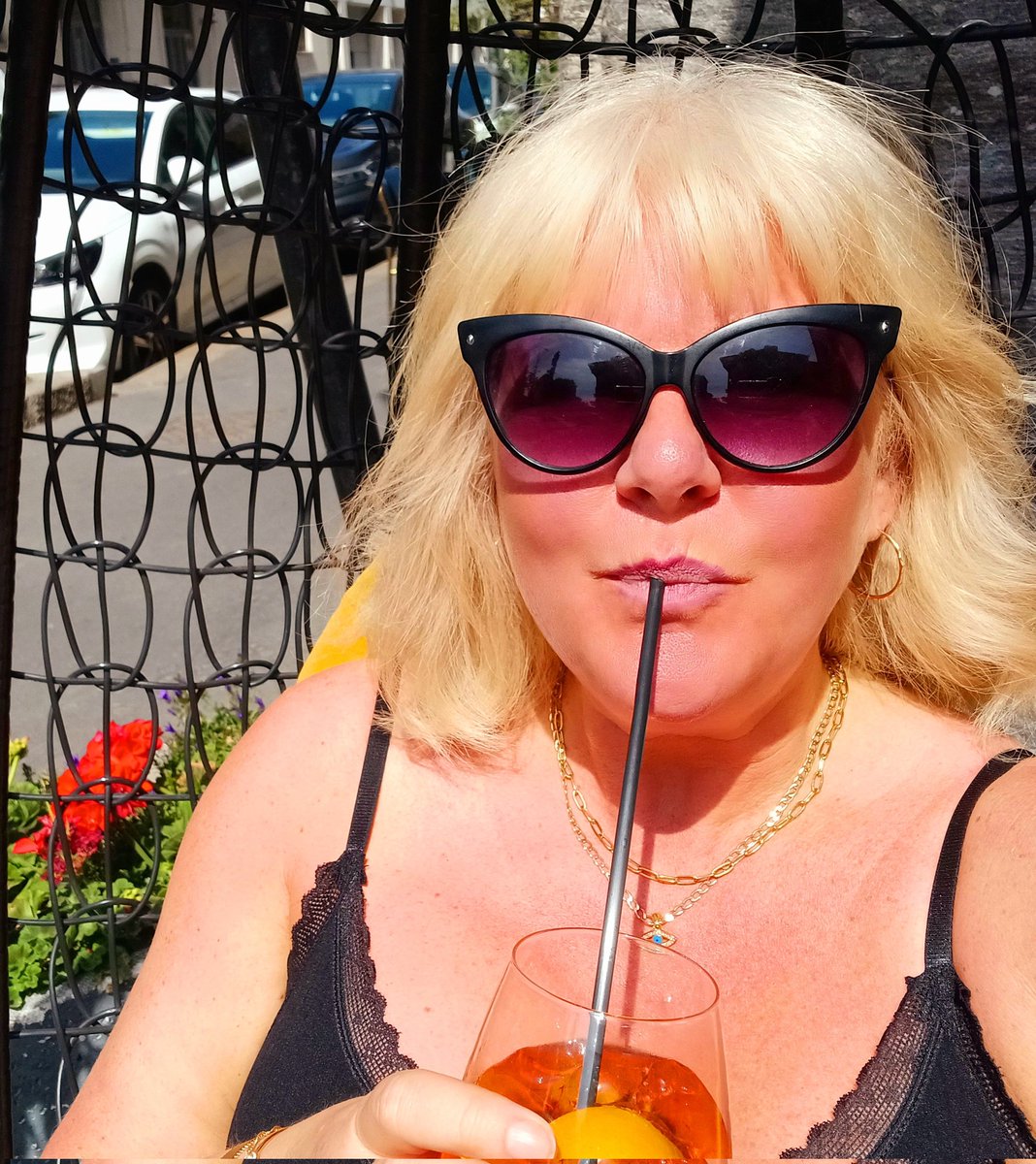 I've walked miles today and pounded the metro trains, so it's time to chill in the sunshine me thinks. 
I've just found a gorgeous bar with an egg chair just like mine, so clearly it's fate! 🤣 #ImNeverLeaving #ThirstyWork #CheersMeDears 💋