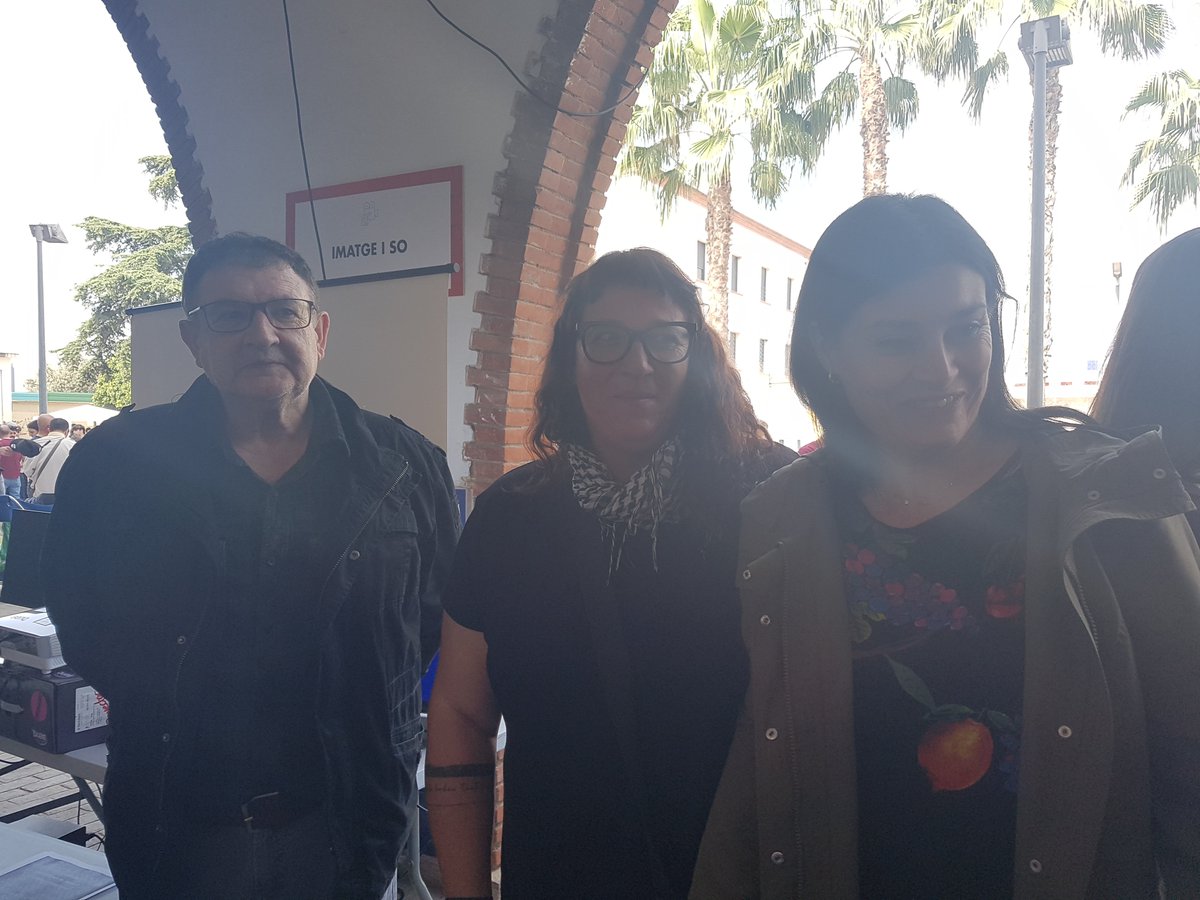 El alumnado de 4 ESO y bachillerato del <a href="/IesFSL/">IES Font de Sant Lluís</a> han visitado la feria Comarcal de FP, en el CIPFP Ciutat de l' aprenent, Valencia.  🤗 Nos hemos  pasado a saludar a nuestros compis de Informática e Imagen y Sonido
que estaban en el stand #elquevaleaFP