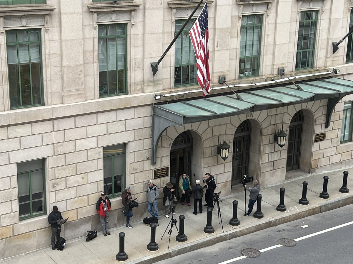 The line of media outside the federal courthouse in #Worcester waiting for #JackTeixeira and/or his family. #Teixeira, 21, a member of the #Massachusetts National Guard, is accused of military doc leaks. He is expected to arrive through the sally port of the courthouse