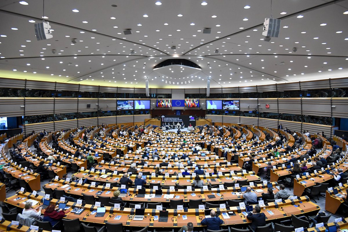 Panel during the #EESCPlenary on the Strengthening democracy & European values together w/ #EUCivilSociety in the EU candidate countries. 

Integration before membership and inclusion of the region in the work of @EU_EESC are complementary. 

 Congrats to the new @EESC_President