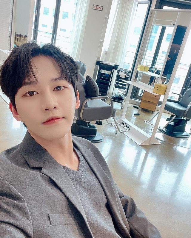 BiginningTurkey's tweet photo. [Jinseok İnstagram&amp; Weverse Güncellmesi ]

Uzun zaman sonra değişiklik yapmış 😃

#biginningturkey #희도 #민표 #벤지 #제이훈 #건민 #진석  #터키비기닝 #비아이지터키 #jhoon #jinseok #minpyo #benji #gunmin #heedo  #비아이지 https://t.co/FzOFIqTbVA
