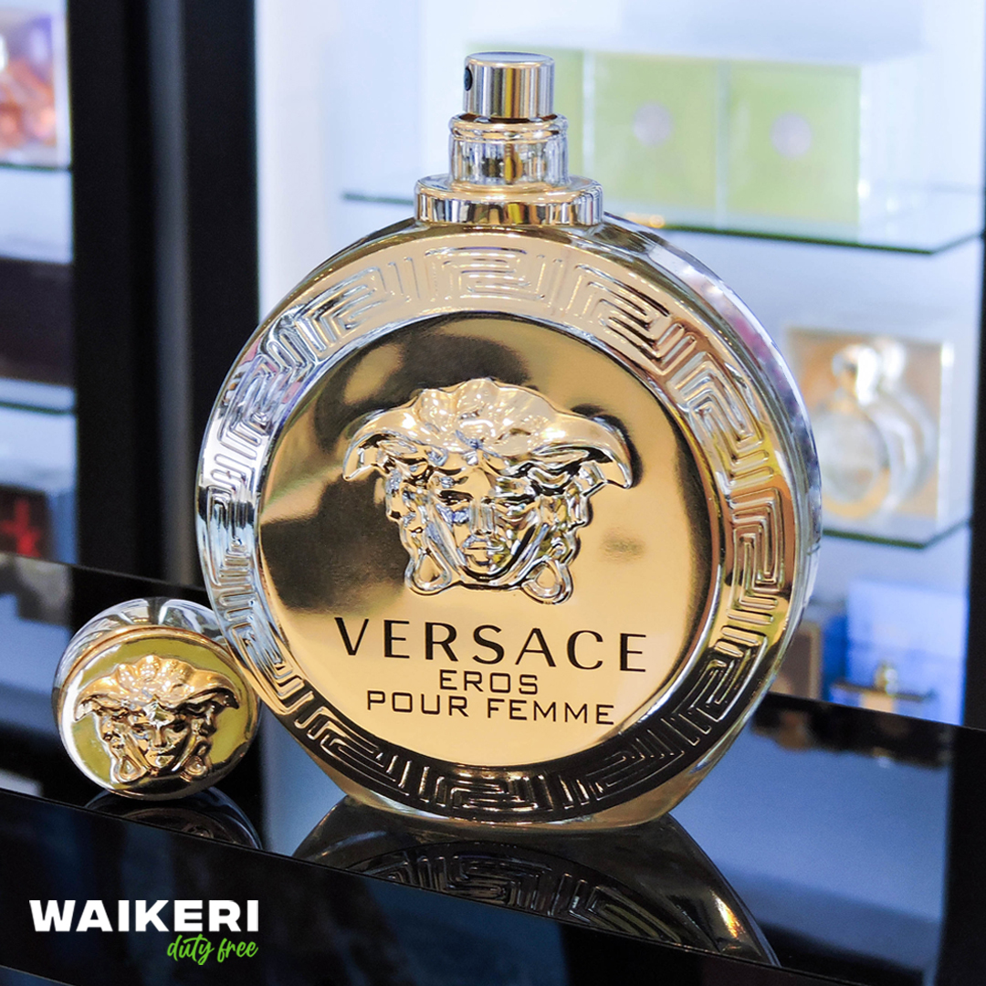 • #EROSpourFEMME de #VERSACE es una #fragancia para verdaderas #reinas 👑
No tienes más que venir a nuestra sección de #perfumería y estará esperando por ti para que la pruebes y si te hechiza, la lleves contigo 🛍️✨•