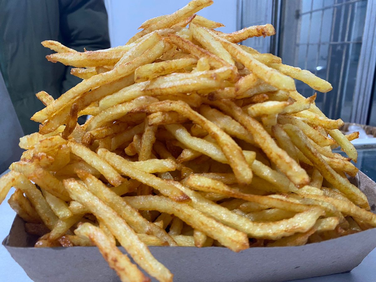 _Rocio_Pereyra's tweet photo. Mi mejor amiga, mi novio y su familia tienen una parrilla donde se come riquísimo, todo es de calidad, las mejores papas fritas que he probado y sin embargo cada dia es más difícil que funcione. Vayan a comer rico a parrilla roly en Juana Koslay 😎💗
Mira lo que son esas papasss https://t.co/cRNfmVctSe
