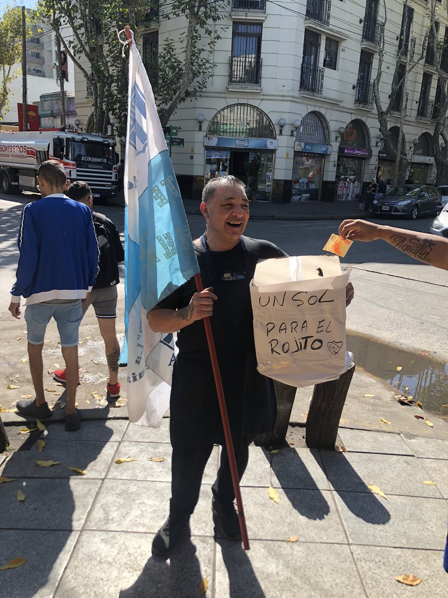 Mi viejo armó una urna para ayudar con la colecta de los vecinos