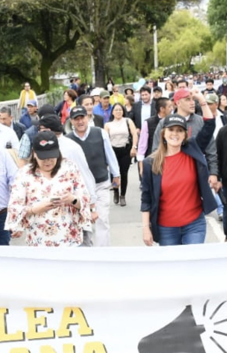 NTECUADOR's tweet photo. @ContrapoderC Miren y juzguen: La presidenta de la Cámara de la Construcción organiza una marcha para estar con el celular en la mano 🤣 mire a la mujer que está a su lado y levante la mano aunque sea. https://t.co/PrA8fSeO7M