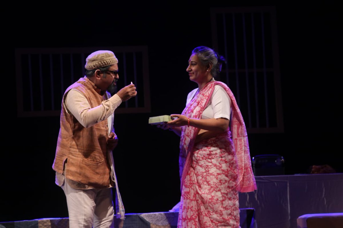 _rishikusharma's tweet photo. हिंदी अकादमी, दिल्ली द्वारा दिनांक 26 अप्रैल 2023 को श्रीराम सेंटर मंडी हाउस में वृद्धों की स्थिति पर एक नाटक "छोड़ो कल की बातें" का मंचन किया गया जिसके लेखक थे श्री जे.पी.सिंह।कार्यक्रम का संचालन स्वयं मेरे द्वारा किया गया। https://t.co/IRcxzGYUUH