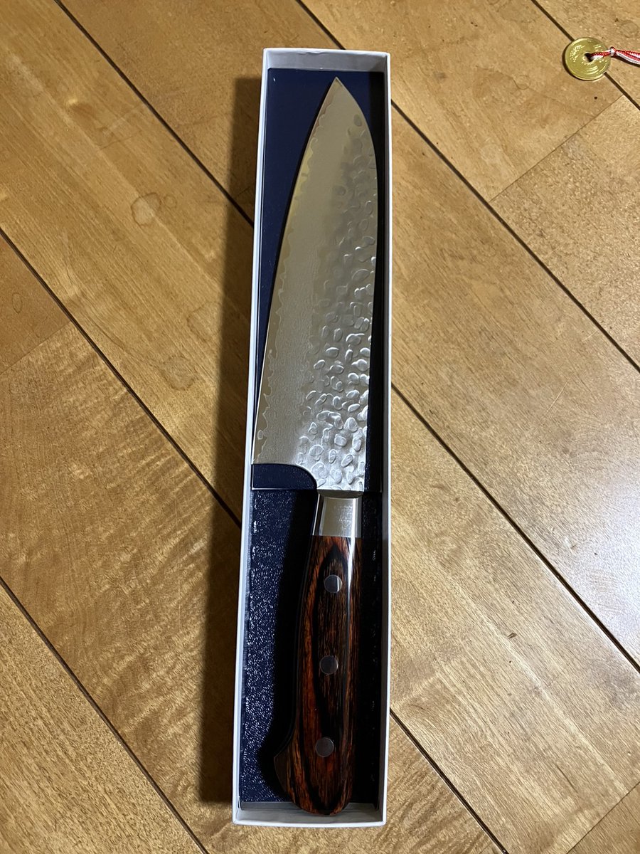 @poo1007 ツイートに関係のないリプライですみません!
金剛寺さんは面倒くさい1巻に登場したダマスカス包丁、当時漫画内で一目惚れした包丁を5年越しに初任給で両親にプレゼントすることができました!両親にも喜んでもらえました!(1番喜んでいるのは私です) 