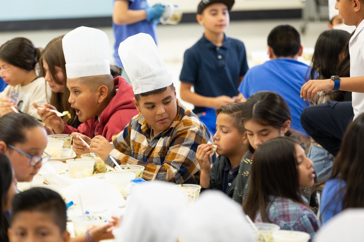 CUSDNutrition's tweet photo. Loved having @AramarkSN at @HartfordSEH to teach students how to make caprese pasta salad with Chef Tess! Thanks to all the volunteers who came out to help on Aramark Building Community Day!
#AramarkVolunteer @ChandlerUnified @Aramark https://t.co/CQgapJ8omx