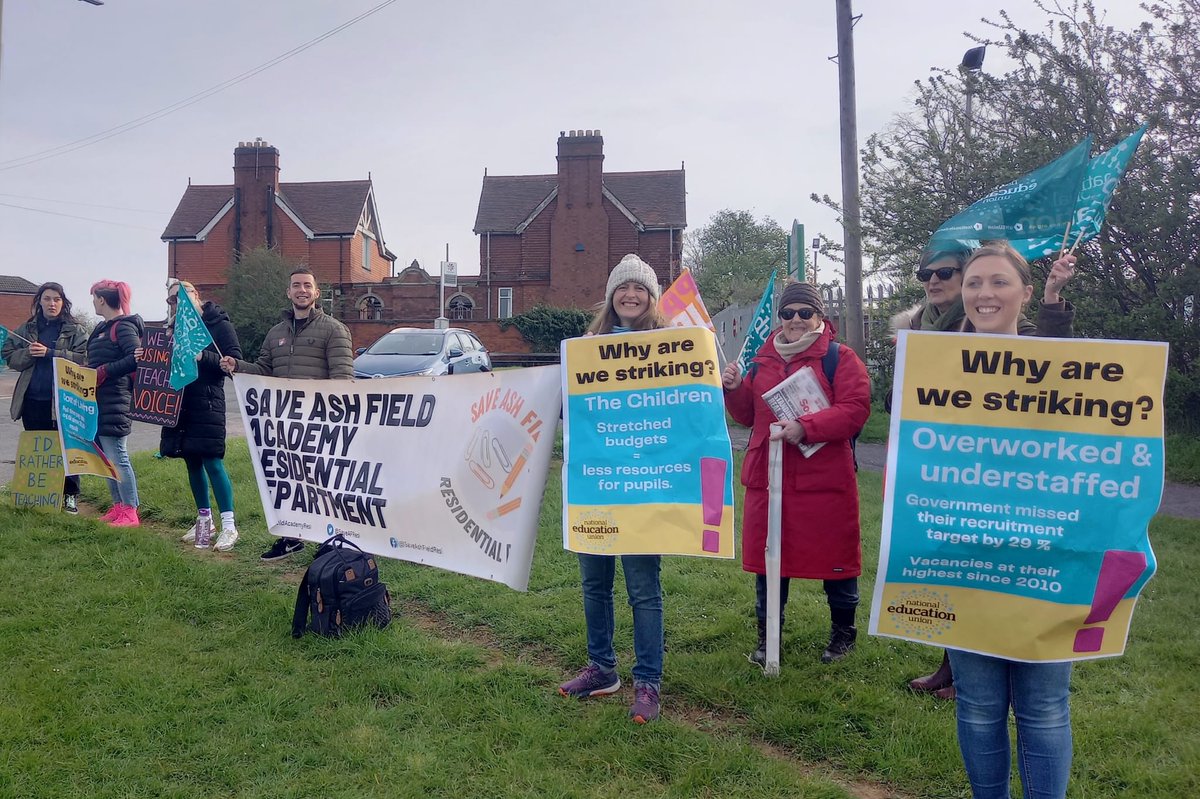 Solidarity to the National Education Union in their fight for a fully funded, above-inflation pay rise to secure the future of education.  #NEU #NEUStrike #Leicester