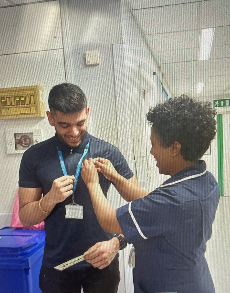 Dushyant, MTW ward clerk being recognised for going above and beyond in helping the IPC team #bettertogether <a href="/ImperialPeople/">Imperial People 💙</a>