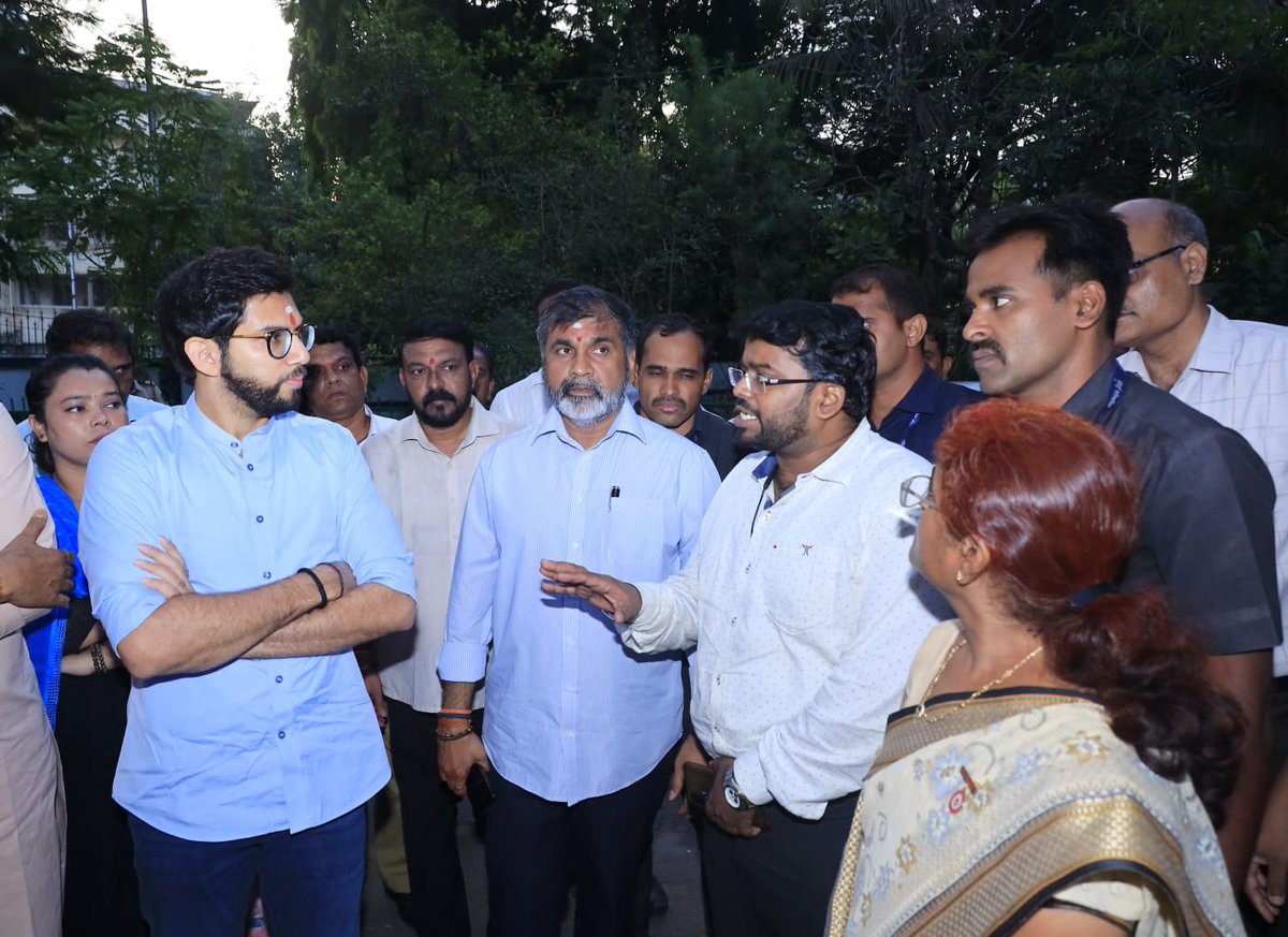 AUThackeray's tweet photo. पोद्दार शासकीय आयुर्वेदिक महाविद्यालयात शिक्षण घेणाऱ्या दयानंद काळे या विद्यार्थ्याच्या मृत्यूची घटना अत्यंत दुर्दैवी आहे. आज हॉस्पिटल प्रशासन अधिकारी आणि विद्यार्थ्यांकडून याबाबत माहिती घेतली. याप्रकरणी योग्य चौकशी व्हावी! https://t.co/cGopT3HLx3