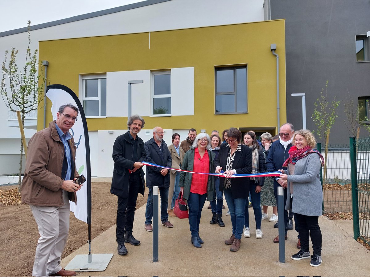 Aujourd'hui à Laillé, les équipes de Néotoa, partenaires et élus ayant permis l'accomplissement de ce projet de 16 logements ont répondu présents. Tous étaient réunis autour des nouveaux locataires afin de leur remettre les clefs de leur appartement dans la bonne humeur.