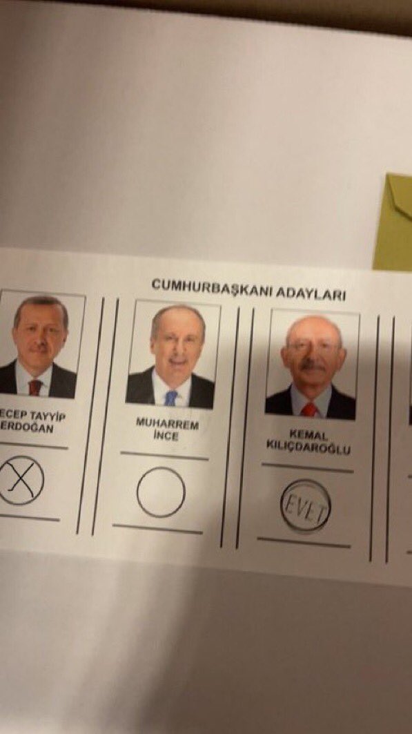 Yoldaşlarım, yurtdışından oy pusulaları gelmeye devam ediyor, tam istediğim gibi, oyunuzu Kemal Kılıçdaroğlu milletbaşkanıma bastıktan sonra tepki olarak Tayyip Erdoğan'a çarpı atıyorsunuz.

Gümbür gümbür geliyoruz.