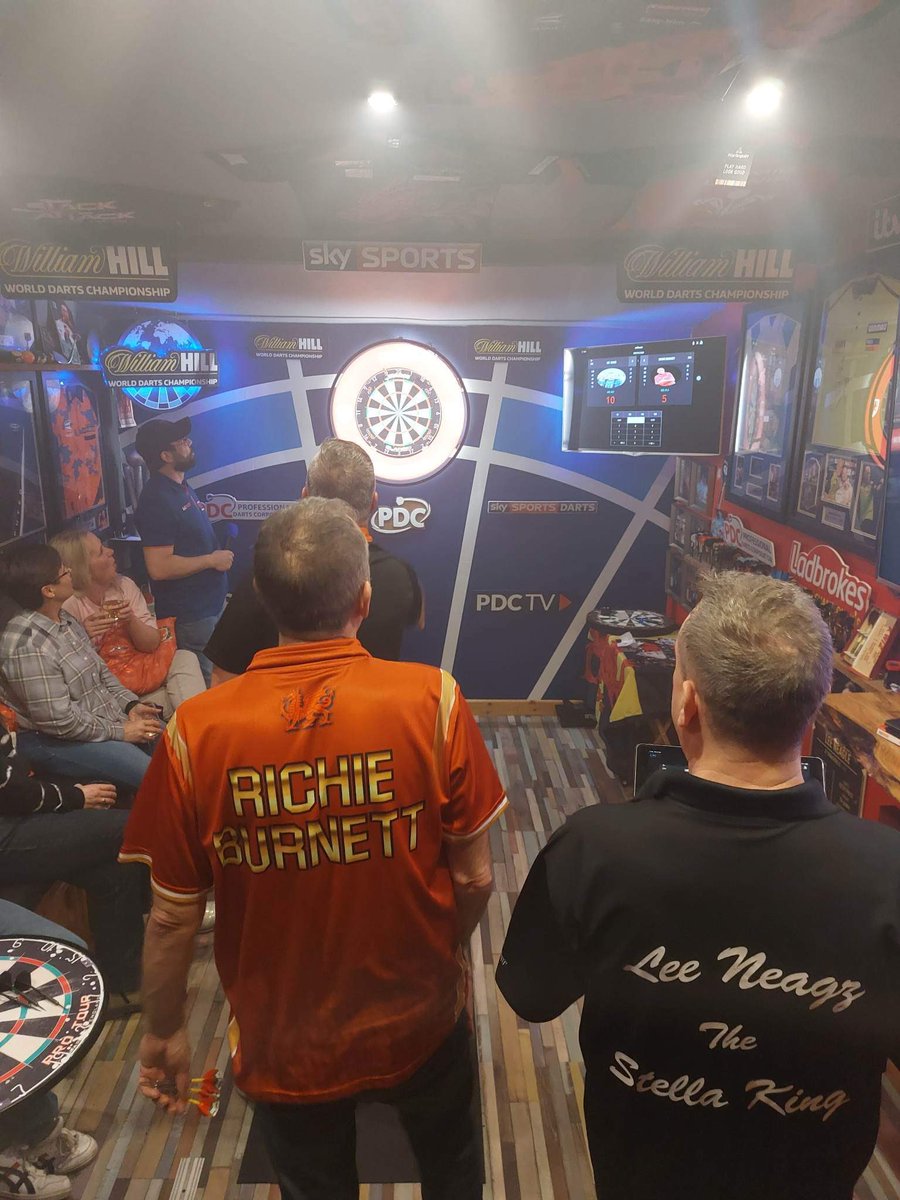 TheRedDragonPub's tweet photo. Some pics from Saturday night when the Prince of Wales come to the shed 🏴󠁧󠁢󠁷󠁬󠁳󠁿🎯💥🍺 https://t.co/io2Jzc6vlk