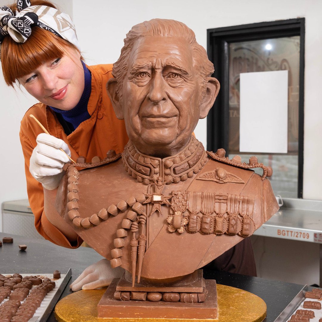 radiomuneraspm's tweet photo. Un busto entero de 23 kilos de Chocolate en honor al futuro rey coronado Carlos III. Van y van sumando los homenajes de los fanáticos de la monarquía inglesa. https://t.co/UNhrBmuNrk