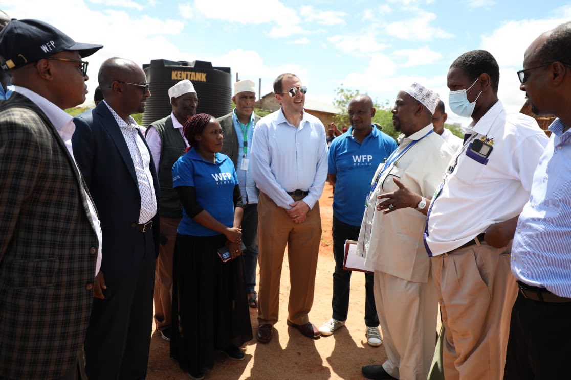 Mandera_cgvt's tweet photo. During their visit, @WFP rolled out Lisha Jamii phase 2 targeting 25k households. Phase 2 will provide food &amp; cash transfers. COCOP, @WFP's local partner, began relief food distribution in Mandera with bags leaving Cereal Board. Cash transfers will begin after food distribution. https://t.co/G1BxIq55pw