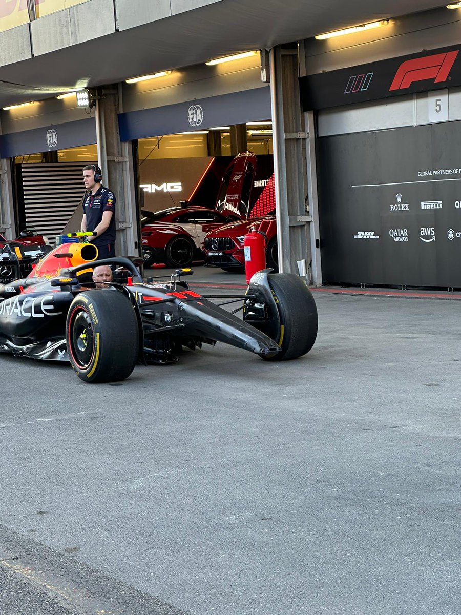 diegofmejia's tweet photo. Con guantes puestos @SChecoPerez hace últimos chequeos en el volante y en retrovisores. Su equipo luego ha ensayado en boxes posibles eventualidades, cambio de ala delantera, penalización de 5, 10s, pinchazo, etc. ¡Mañana a clasificar para el GP del domingo! 
#F1 #AzerbaijanGP https://t.co/eOXnEiLtWk