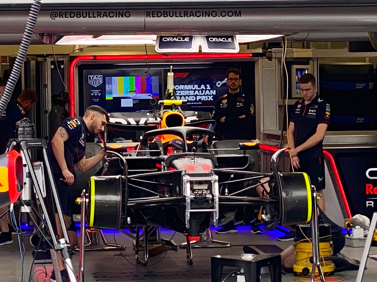 diegofmejia's tweet photo. Con guantes puestos @SChecoPerez hace últimos chequeos en el volante y en retrovisores. Su equipo luego ha ensayado en boxes posibles eventualidades, cambio de ala delantera, penalización de 5, 10s, pinchazo, etc. ¡Mañana a clasificar para el GP del domingo! 
#F1 #AzerbaijanGP https://t.co/eOXnEiLtWk