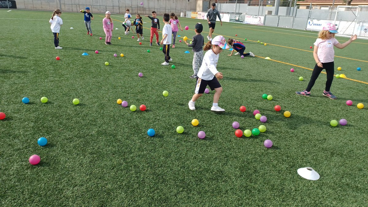 🤸‍♀️ 98 alumnes d'I5 de l'Escola Nadal i del Col·legi Mare de Déu de la Mercè han participat avui en la 3a Trobada Lúdica d'Educació Infantil al Camp Municipal de futbol de Les Grases. 

👀Coneix tots els detalls: 
ℹ santfeliu.cat/go.faces?xmid=…

#EsportEscolar #ViuEducacio #ViuEsport