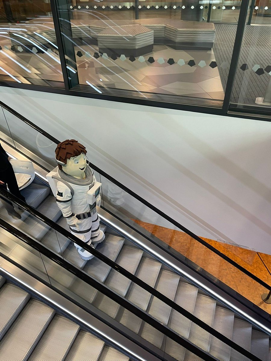 Major Tom fährt gerade zu seinem großen Auftritt ...

#experimenta #fulldome #movie #premiere  #littlemajortom #majortom