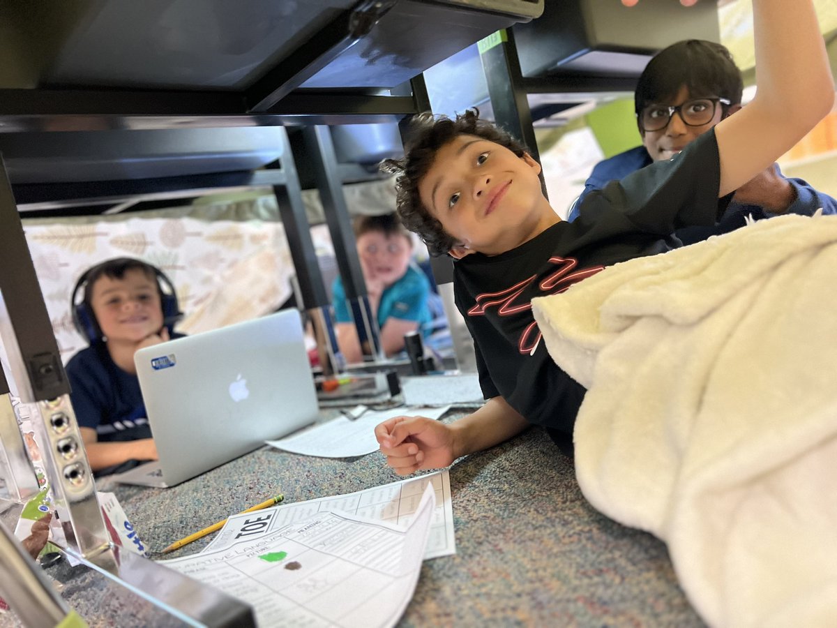 mrs_rbeezley's tweet photo. F is for……FLASHLIGHTS AND FORTS!! Learning under your desk is so much fun!
#ABCcountdown #EOYfun #2ndgrade @McClureMarshals https://t.co/WIo4rhhDCV