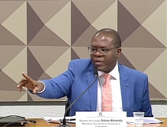 Eduardo Girão é uma das figuras mais repulsivas e execráveis do Senado Brasileiro.

O senador tentou entregar uma réplica de um feto de 12 semanas, feita em plástico, ao ministro dos Direitos Humanos, Silvio Almeida, durante audiência no Senado nesta quinta-feira.

Foi