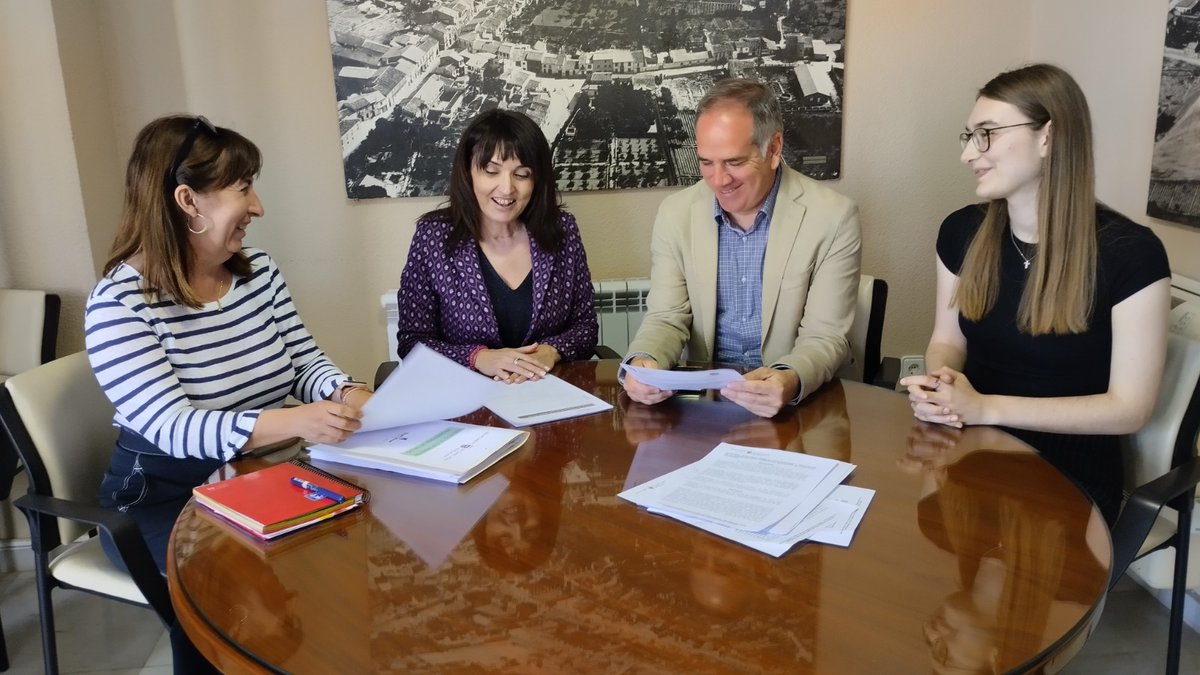 sant_joan's tweet photo. El servei d'infermeria escolar ja funciona a Sant Joan. La Regidoria de Sanitat, que dirigeix Julia Parra, ha gestionat la contractació d'una professional d'Infermeria per a donar suport t��cnic als centres educatius locals.

https://t.co/LWw7BwwF7y

#santjoansanitat https://t.co/q0cNFdKzTW
