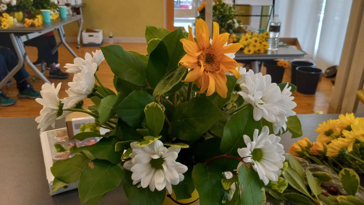 nychonline's tweet photo. Flowers can bring so much joy β their colours and pleasant scents!
Thank you so much to Mandy from GTA Florist for leading the flower arranging #workshops. The #seniors who participated had a wonderful time creating their own bouquets.
#freeworkshop #seniorsprogram #NorthYork https://t.co/P7kt2O3cze