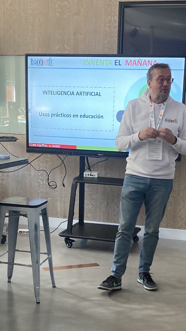 ENTRENUBES's tweet photo. Taller de IA #LiderandoMiCentroHaciaElfuturo https://t.co/IKWFghMFWM