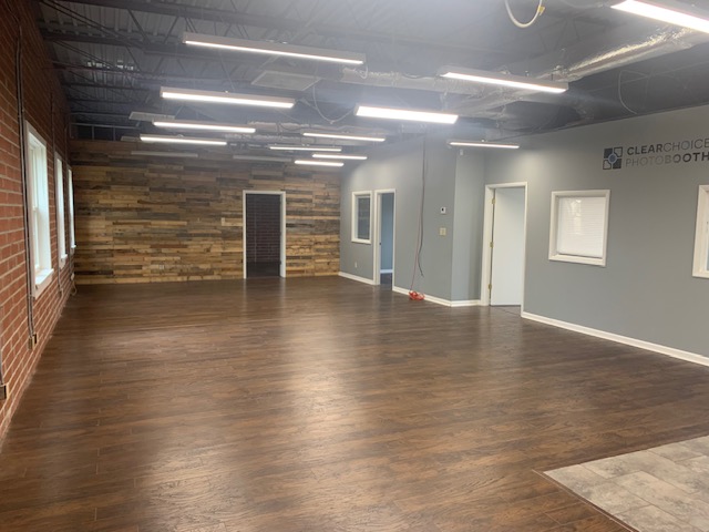 14,000+/- SF of Light Ind. and Warehouse For Lease @ $6.75/ SF NNN in the Heart of Ohio City.
Includes 2,000 SF of nice, open updated office space &amp; 3 Car Attached Garage.
Click the link below for info or give Patrick Dowd a call at 216.406.0476
conta.cc/4492h0X