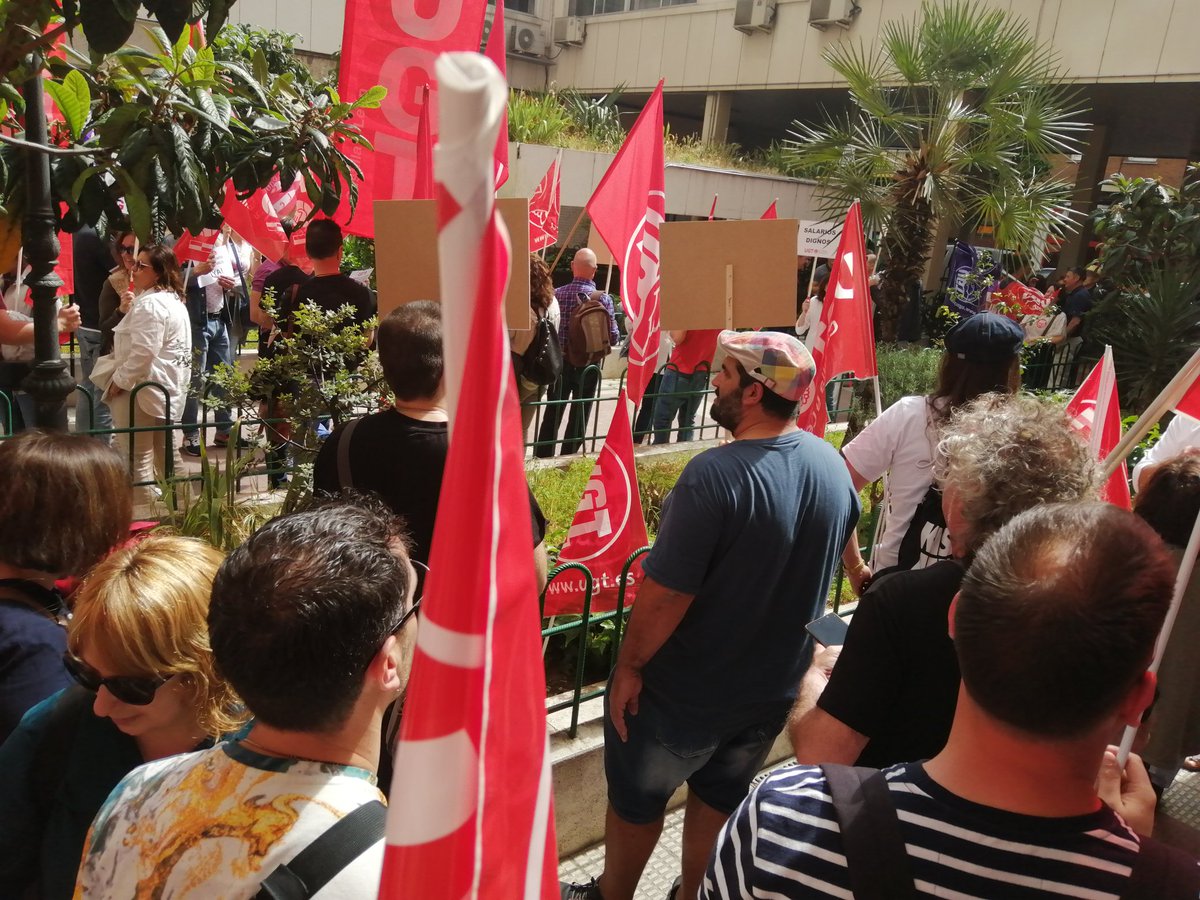 Esta mañana ante la Consejería de Familia, por cierto, muy cerca de <a href="/PlenaCyL/">Plena inclusion CyL</a>, donde nos habrán oído también.

Complemento autonómico YA, no queremos vivir condenad@s al salario mínimo!