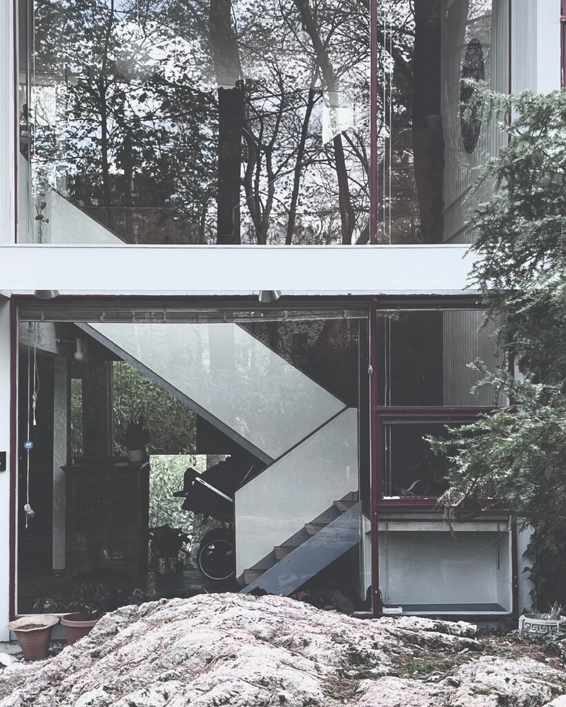 FlavinArchitect's tweet image. Underway soon: a renovation and update of this #midcenturymodern house in Wellesley. With its butterfly roof and raised main floor, it seems to hover over its site. Extensive glass welcomes, and reflects, the wooded surroundings. Swipe to see more.

The … instagr.am/p/Cri5_dXOjVt/