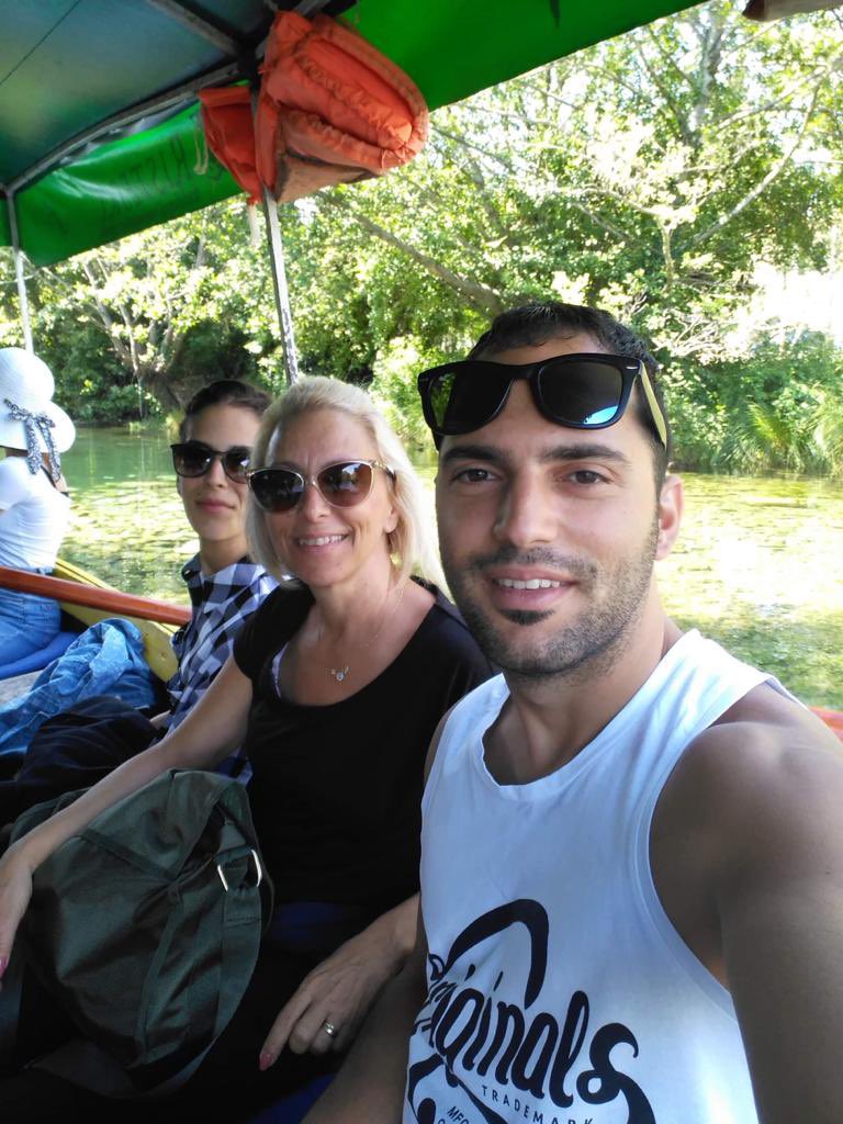 Ne güzel bir oğlum , ne güzel bir Ozi'miz vardı.
Yüreği güzel,kendisi güzel,  duruşu güzel, sevmesi güzel, saygısı güzel, bilgisi güzel, dostluğu güzel, eğitmenliği güzel, öğretmenliği.güzel, dünyaya, insana bakışı güzel . #isiasortakdavamız