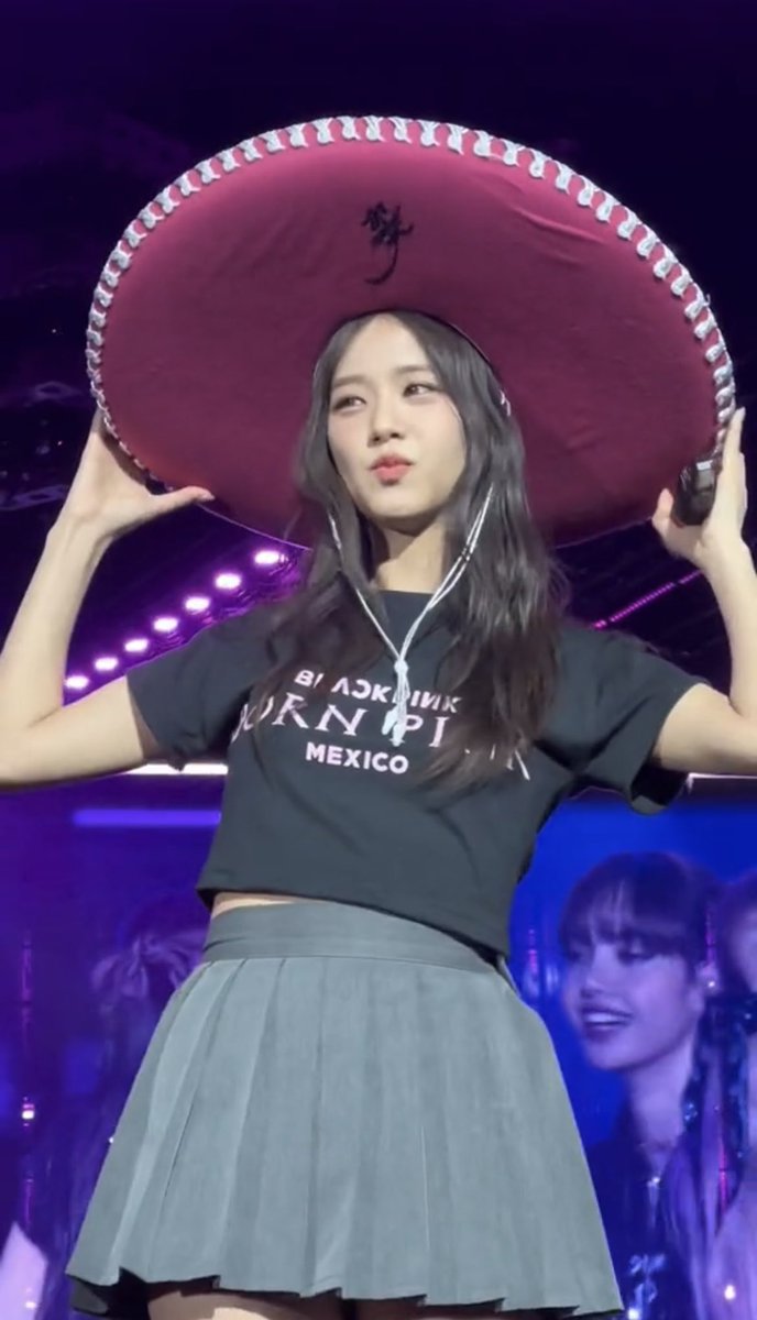 CONCERTJISOO's tweet photo. jisoo wearing a sombrero is the cutest thing that ever happened 🩷🥹 https://t.co/64t5f4LqL1