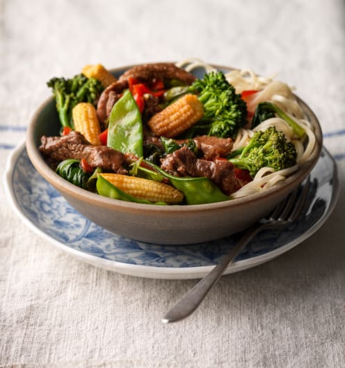 Don't let midweek meals stress you out! This hearty Sticky Chilli Beef stir-fry is a quick and easy dinner that's packed with flavor and nutrition. Plus, it's a great way to use up any leftover veggies in your fridge.