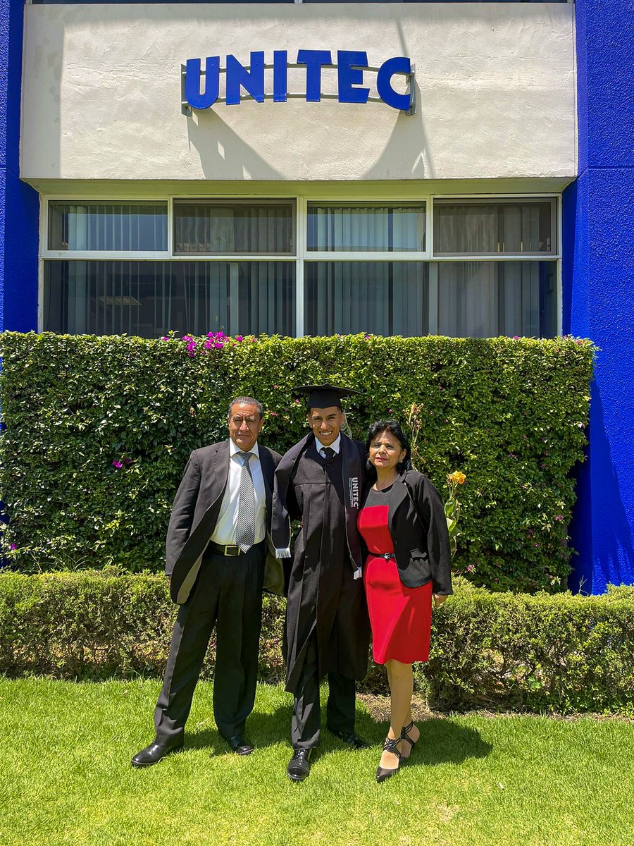 JaramilloJunio's tweet photo. Las cosas más gratificantes de la vida suelen ser las que parece que no se puede hacer
.
.
.
#JaJaJaramillo 
#Graduation #JaJaJaramillo #MiGradua #Lic #Diseñadorgrafico #prom #universidad https://t.co/qM0kAdU3sU