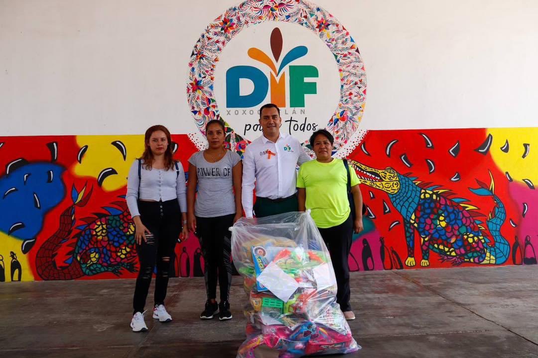 XoxocotlanDIF's tweet photo. Atendimos las solicitudes de presidentes de colonias y directores de escuelas, para que las y los peques de Xoxo tengan un regalo este #DíaDelNiño.
#DIFParaTodos https://t.co/nL3r7zGLH3