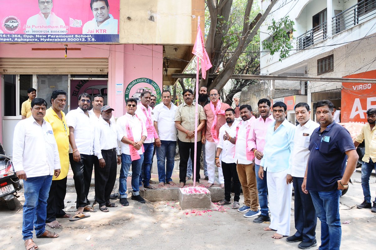 DeepakSinghLo20's tweet photo. On the Occasion of TELANGANA FORMATION DAY at Goshamahal Constituency we garlanded the Telangana Talli Statue at Gyan bagh colony.

#22YearsOfBRS 
#BRSFormationDay https://t.co/yKWfZah3Pf