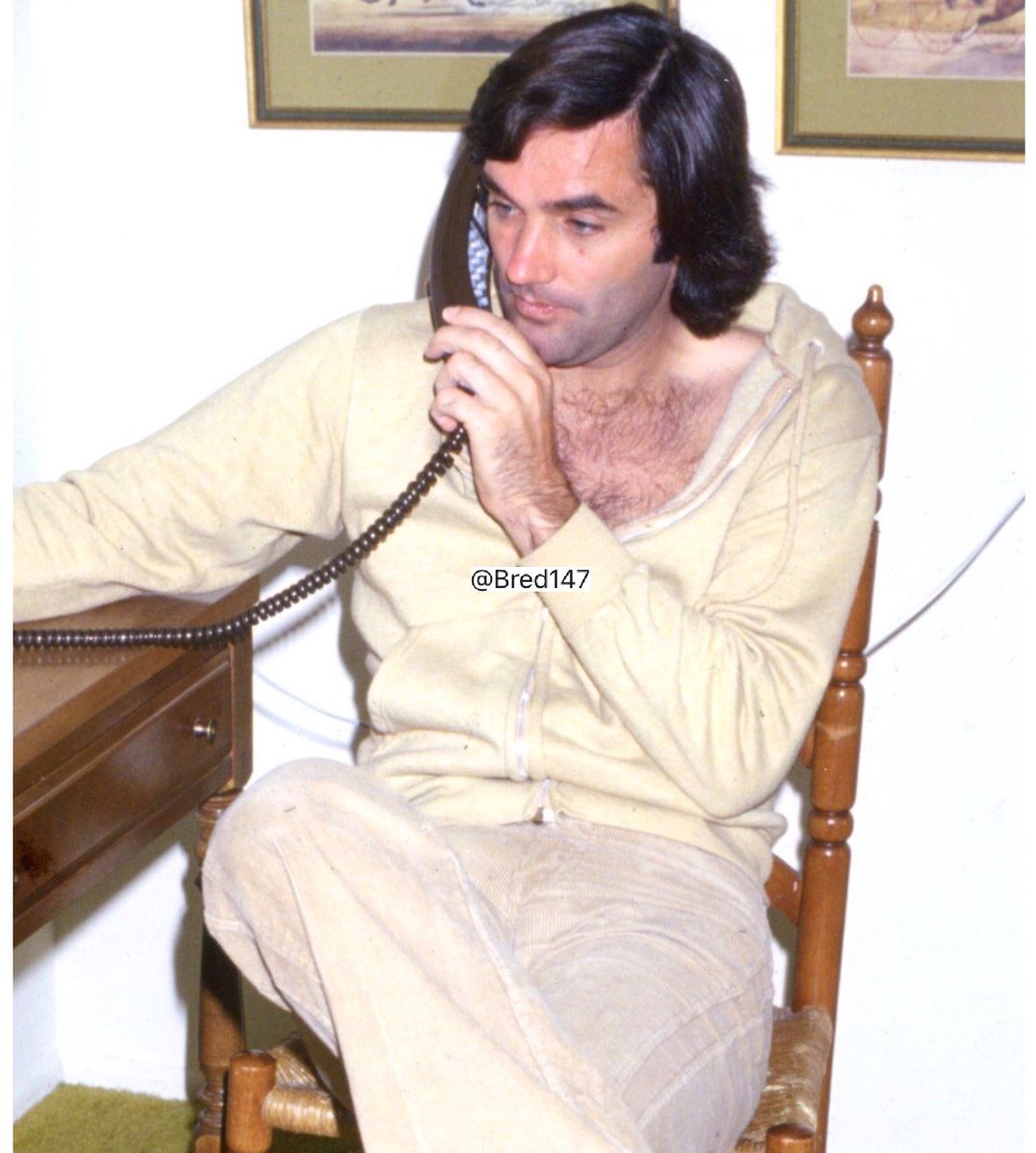 Bred147's tweet photo. George Best. Could be a business call, could be Miss World…. #mufc https://t.co/FM3RtAxsPc