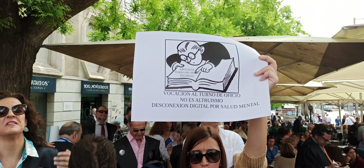 La #AbogaciaUNIDA también se manifiesta hoy en defensa de derechos básicos que no tenemos: 
👩🏻‍🦲Derecho a #conciliación  
🔌Derecho a #desconexióndigital  
⚖️Respeto y trato digno en los Juzgados

#EsNuestroTurno #MareaNegra