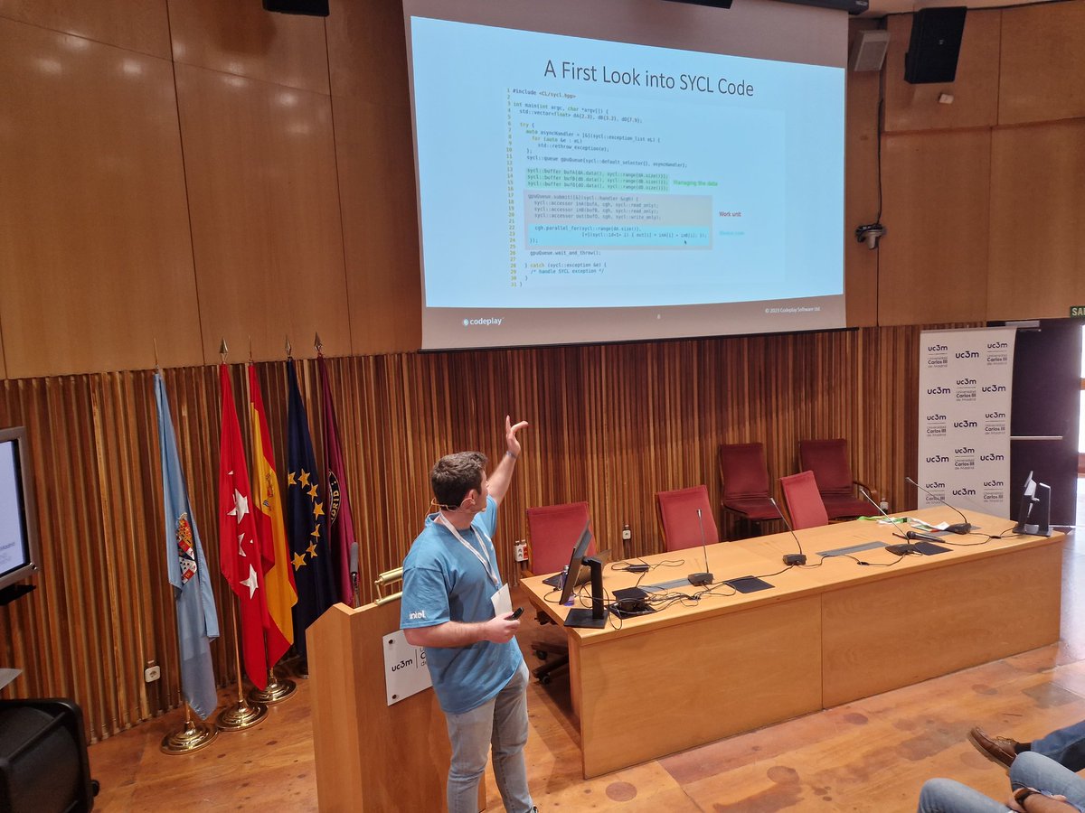 usingstdcpp's tweet image. Victor Pérez from @codeplaysoft is introducing SYCL at #usingstdcpp