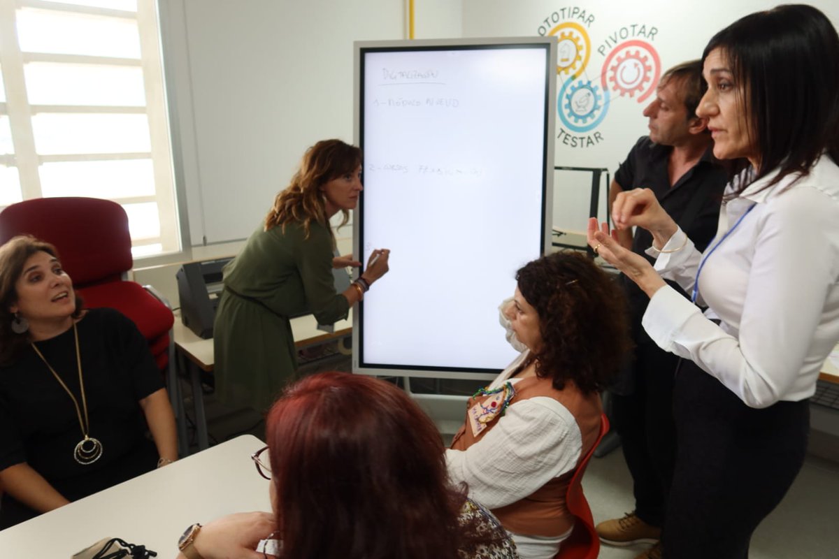 CIDA_gva's tweet photo. 🤗Tanquem la 1era Jornada del #WorkCafeCV ☕️ de @GVAeducacio 👩🏫 amb una dinàmica 🔝de:
💡Reflexió i debat al voltant de les Línies d'actuació de les diferents Direcccions Generals🇪🇸👩🏫 i el nou 📑Decret de FP.
Han sorgit moltes idees útils per compartir!!💪
Sempre #FPValenciana https://t.co/upgx2GOgxU