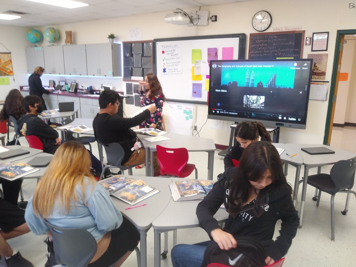 bharris_OYL's tweet photo. Yes @FineArtsEISD! We view media with our eyes, listen with our ears, and notice and note along the way. Thank you Ms. Laboy for setting a purpose for viewing and setting high expectations for learning! #SoutheastAsia #SimilaritiesandDifferences #EdgewoodProud https://t.co/HbQerq4nyS