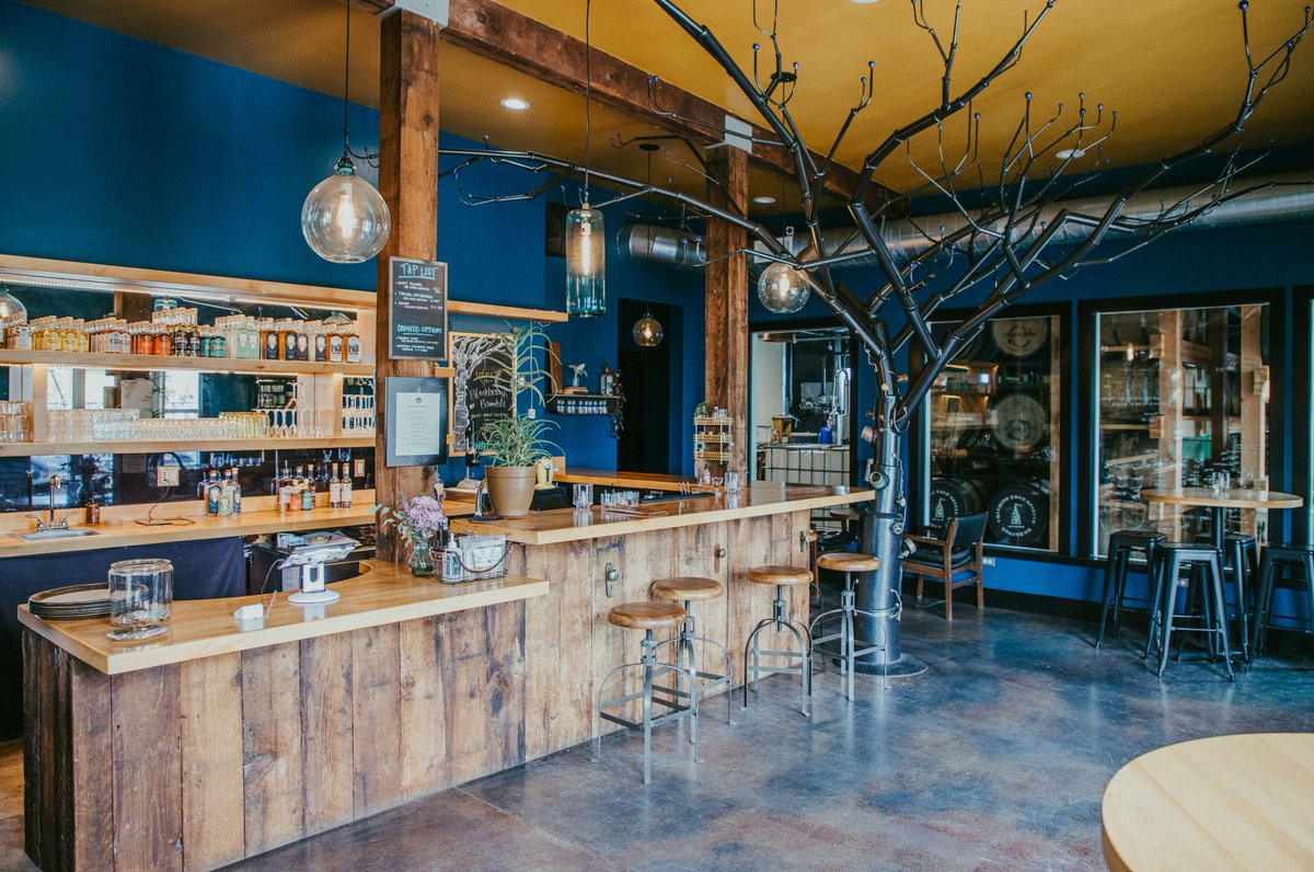 ☀️Come enjoy the sunshine, food trucks, craft cocktails or a boozy slushy at our Eugene tasting room this weekend! 
#eugeneoregon #traveloregon #willamettevalley #farmtoflask #cocktails